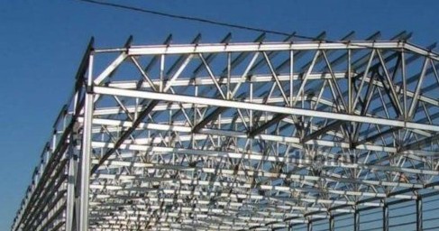 Большая светлая ферменная конструкция на фоне неба